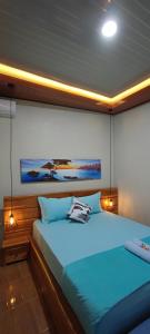 een slaapkamer met 2 bedden en 2 verlichting bij Lala Guest House in Bubunan