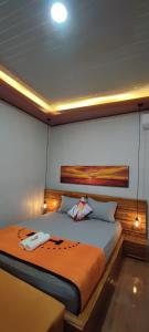 1 dormitorio con 1 cama con 2 almohadas en Lala Guest House, en Bubunan