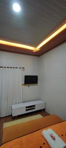 Una televisión o centro de entretenimiento en Lala Guest House
