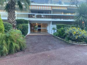 un gran edificio con una pasarela delante de él en APPARTEMENT MAS DSU TANIT en Antibes