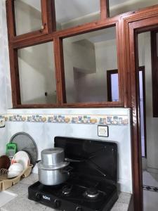 een kast boven een fornuis in een keuken bij Blue Beach Apartments in Taghazout
