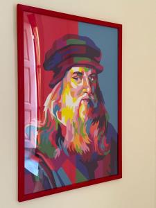 una pintura de un hombre con un sombrero en la pared en Leonardo da Vinci - Casa Babette en Florence
