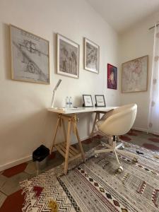 una oficina con escritorio y silla en una habitación en Leonardo da Vinci - Casa Babette en Florence