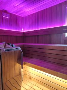 un sauna aux lumières roses dans une pièce dans l'établissement Relax Home ®Rajna®, à Korenica