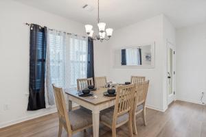 a dining room with a table and chairs at Chic Townhouse by LSU in Baton Rouge