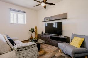 TV a/nebo společenská místnost v ubytování LA88 Bayview Rooms