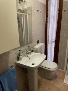 uma casa de banho com um lavatório, um WC e um espelho. em Intero appartamento - Parma zona Fiera em Roncopascolo