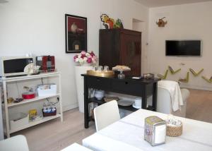 TV a/nebo společenská místnost v ubytování Center 2 Rooms B&b