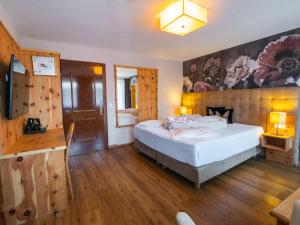sypialnia z dużym łóżkiem w pokoju w obiekcie Sylvana's Wohlfühl Hotel w Mayrhofen
