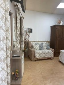 a living room with a couch and a mirror at Alojamiento la Real in La Aldea de San Nicolas