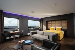una camera con letto e divano di The Penthouse At The Hague Tower a L'Aia