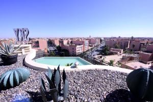 uitzicht op een zwembad in een stad met cactus bij Sky Boutique Ennahda Rennaissance in Marrakesh