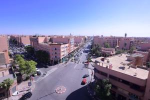 une vue aérienne sur une rue d'une ville dans l'établissement Sky Boutique Ennahda Rennaissance, à Marrakech
