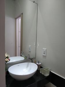 Koupelna v ubytování Casa Inteira - 2 Quartos com Ar - Pariquera-Açu - Vila Sossego com Garagem + 14 fotografií