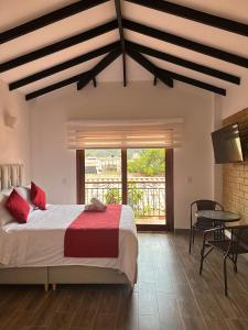 um quarto com uma cama grande e uma mesa em Hotel Villa Teresita em Sáchica