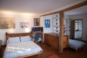 מיטה או מיטות בחדר ב-maison traditionnelle briançonnaise