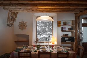 מסעדה או מקום אחר לאכול בו ב-maison traditionnelle briançonnaise