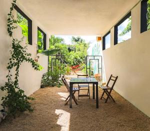 a patio with a table and chairs in a house at Hostel Oryx Valladolid in Valladolid