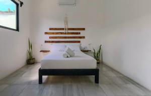 a bedroom with a white bed in a room at Hostel Oryx Valladolid in Valladolid