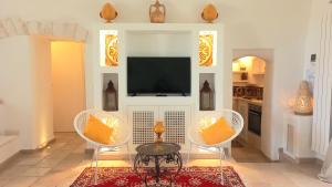A television and/or entertainment centre at Stellaris Suite con Jacuzzi Vista Mare