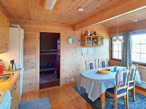 Tjørhom的住宿－Holiday home Tjørhom，小屋内带桌子的用餐室