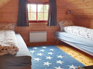 Tjørhom的住宿－Holiday home Tjørhom，小木屋内带两张床的房间