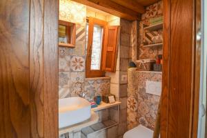 un piccolo bagno con lavandino e servizi igienici di La Torretta a Collelungo