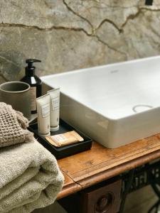 une table avec un ordinateur portable blanc au-dessus d'une table dans l'établissement Landlust - Landhaus mit Garten, à Bergholz