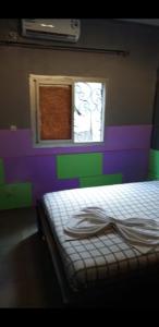 - une chambre avec un lit et une fenêtre dans l'établissement Superbe appartement, à Douala