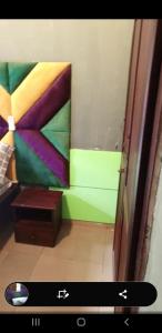 Zimmer mit farbenfrohem Wandgemälde in der Unterkunft Superbe appartement in Douala