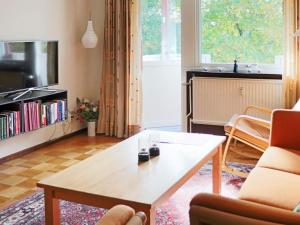 ein Wohnzimmer mit einem Couchtisch und einem TV in der Unterkunft Holiday home HYLTEBRUK III in Hyltebruk
