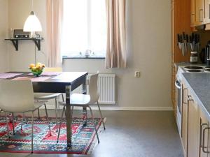 una cucina con tavolo e sedie e una cucina con finestra di Holiday home HYLTEBRUK III a Hyltebruk