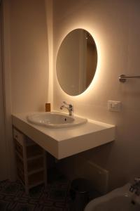 een badkamer met een wastafel en een spiegel bij Il Pumo in Locorotondo