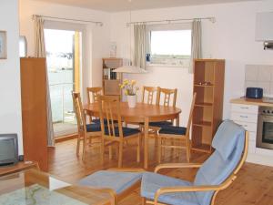 a kitchen and dining room with a table and chairs at FLOATING HOUSES - "schwimmende Ferienhäuser" - Haus 1 in Kröslin