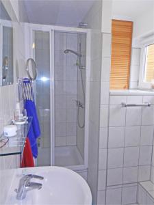 a bathroom with a shower and a sink at FLOATING HOUSES - "schwimmende Ferienhäuser" - Haus 1 in Kröslin