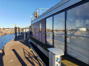 Galeriebild der Unterkunft Hausboot Floating 44 in Laboe - Boot 3 in Laboe