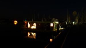Galeriebild der Unterkunft Hausboot Floating 44 in Laboe - Boot 3 in Laboe