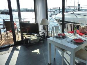Galeriebild der Unterkunft Hausboot Floating 44 in Laboe - Boot 3 in Laboe