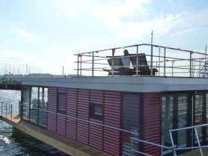 Galeriebild der Unterkunft Hausboot Floating 44 in Laboe - Boot 3 in Laboe