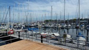 Galeriebild der Unterkunft Hausboot Floating 44 in Laboe - Boot 3 in Laboe