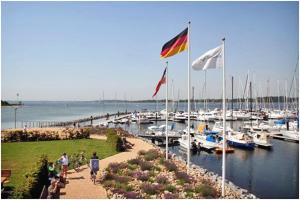 Galeriebild der Unterkunft Hausboot Floating 44 in Laboe - Boot 3 in Laboe