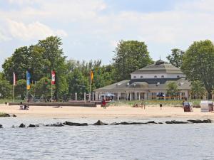 ein Gebäude am Strand neben dem Wasser in der Unterkunft Hausboot - FLOATING 44 in Ueckermünde in Ueckermünde