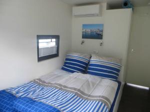 a small bedroom with two beds and a window at Floating 44 in Xanten - Boot 2 in Xanten