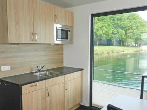Η κουζίνα ή μικρή κουζίνα στο Floating 44 in Xanten - Boot 1