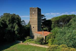 Stara kamienna wieża na szczycie wzgórza w obiekcie Torre delle Cornacchie w Rzymie