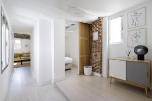 Camera bianca con 1 camera da letto e 1 letto di apartamento el barrio de lavapies a Madrid