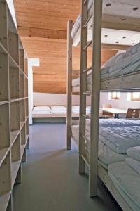 a room with two bunk beds and a table at Gruppen- & Familienhaus Parsonz in Reams