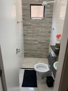 a bathroom with a toilet and a sink at Apto Amar - No Espaço Florescer in Campos dos Goytacazes +9 photos