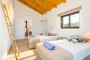 En eller flere senger på et rom på Astarte Villas - Petra Elia Private Villa with Pool