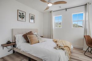 - une chambre avec un lit et un ventilateur de plafond dans l'établissement Avocado Bliss Retreat, à Valley Center